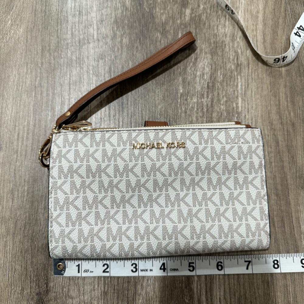 Michal Kors wristlet